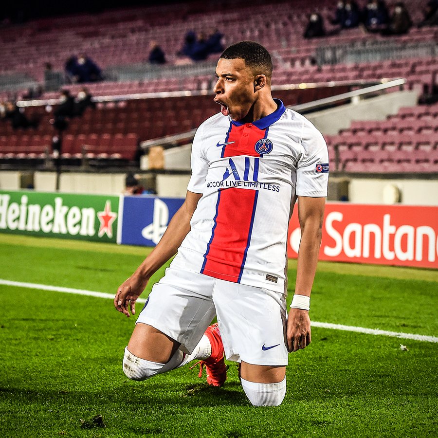 Footballtweet's tweet photo. Cristiano Ronaldo has 763 career goals:

That means that Erling Haaland would need to score 44 goals a year until he’s 35 to match him.

Kylian Mbappé would need to find the net 48 times a year until he’s 35 to match him. https://t.co/30y7HumObo