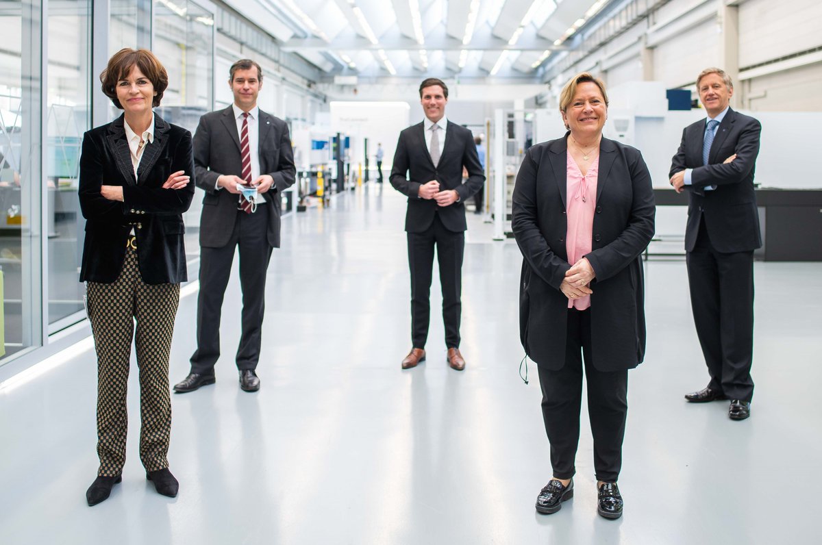 Berufliche Aus- und Weiterbildung als wichtiger Standortfaktor produzierender Unternehmen: <a href="/CDU_BW/">CDU Baden-Württemberg</a> Spitzenkandidatin Susanne Eisenmann gemeinsam mit <a href="/HagelManuel/">Manuel Hagel</a> zu Gast bei <a href="/TRUMPF_News/">TRUMPF</a> - mit Nicola Leibinger-Kammüller, Personalchef Oliver Maassen und zwei unserer 350 Azubis
