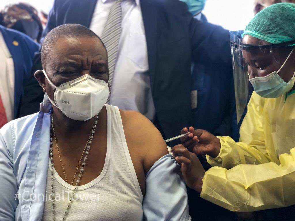 Zimbabwe’s first COVID-19 vaccination 🇿🇼

Thank you to Vice President and Health Minister Constantino Chiwenga for showing Zimbabwe that this vaccine is safe for all our people. 

This is a historic moment in our country’s fight against this virus.