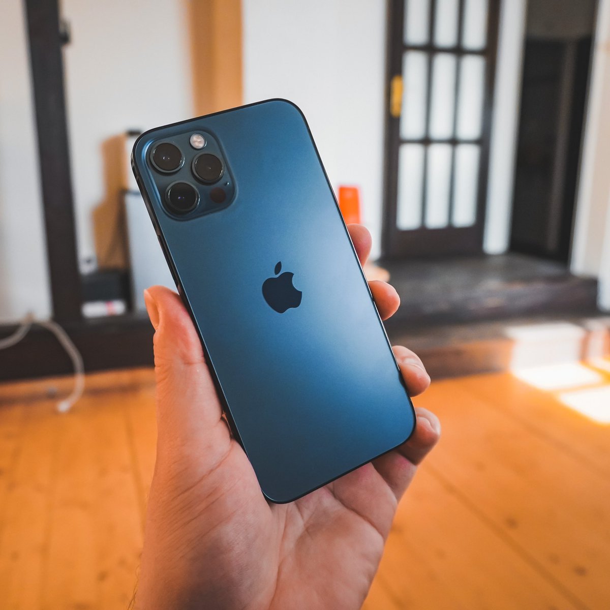 hnztma's tweet photo. — Proč používáš k práci iPhone? — “Protože se snadno používá a můžu se na něj ve všem spolehnout, stejně jako na svoje kolegy. Technologie mají pracovat pro nás, ne my pro ně. A iPhone je první zařízení, které dělá přesně to co chci.” / #wefrecz #whyapple #appleatwork https://t.co/dd2XHnHVko