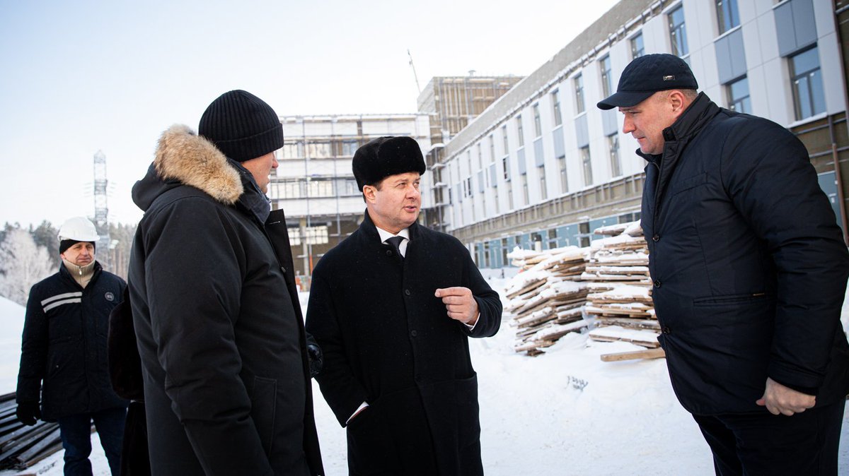 v_slepcov's tweet photo. 1 сентября маленькие солнечногорцы пойдут в новую школу на 1100 мест в Рекинцо-2 в Солнечногорске. Сегодня с коллегами проверили ход строительства.  

#нашеПодмосковье #Солнечногорск https://t.co/c2AHy5SEjE