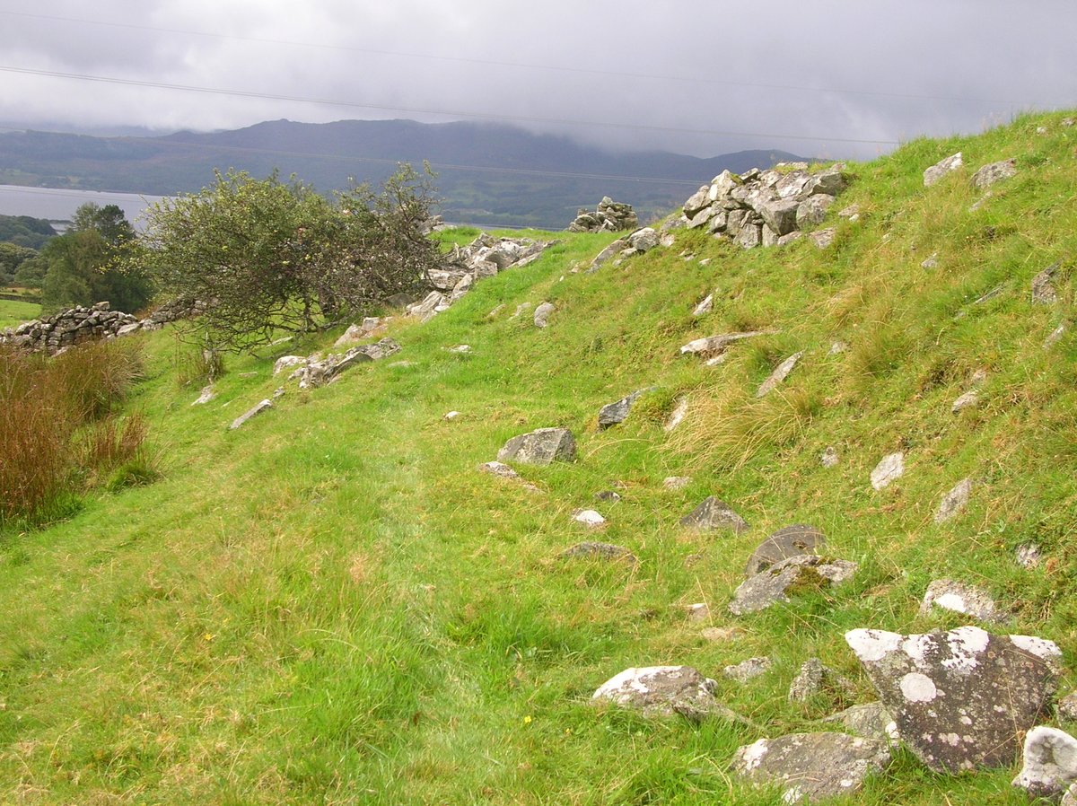 Durotrigesdig's tweet photo. In the #Mabinogion, Tomen-y-Mur was Mur Castell, the court of Lleu Llaw Gyffes and his flower-conjured wife Blodeuwedd

Little is known about the tomen itself, a 6.5m high Medieval castle mound, which reused the Roman fort wall as an outer bailey

#RomanFortThursday https://t.co/qhZyFMTD36