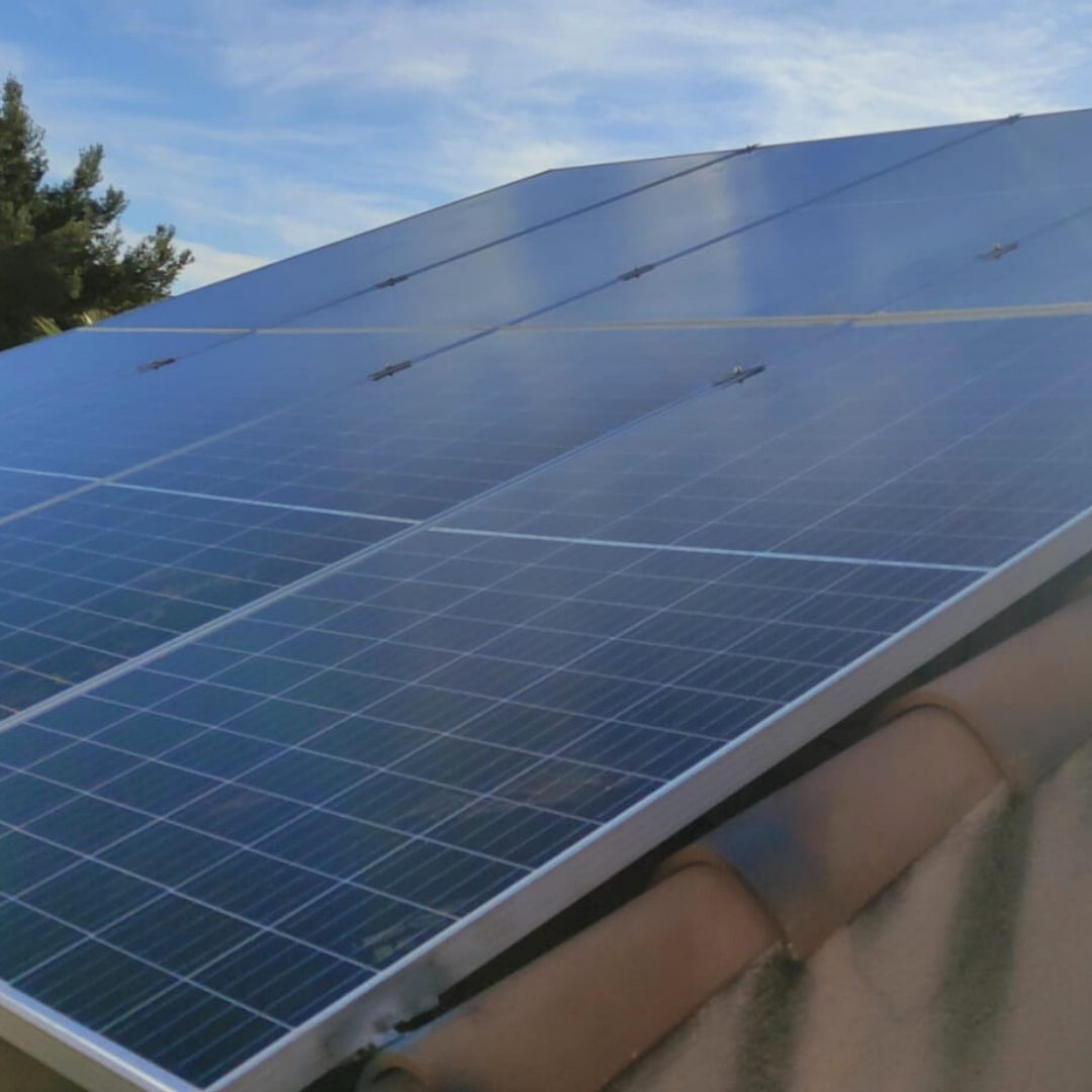 ipv_storage's tweet image. Nuestro cliente, Antonio Frutos, de @boutiquehogar  nos comparte su instalación fotovoltaica, instalada en San Ginés de Murcia, para la cual se utilizó:
─ 20 paneles de la marca AMERISOLAR
─ 1 inversor HUAWEI SUN2000 8KTL- M0 trifásico 
¡Gracias, Antonio! 
Foto: @AntonioFrutos