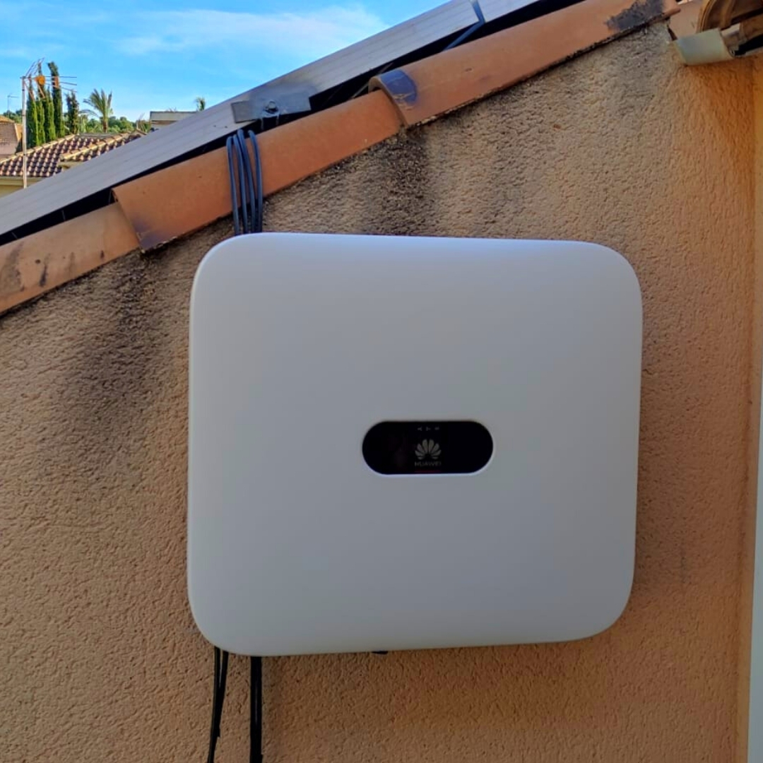 ipv_storage's tweet image. Nuestro cliente, Antonio Frutos, de @boutiquehogar  nos comparte su instalación fotovoltaica, instalada en San Ginés de Murcia, para la cual se utilizó:
─ 20 paneles de la marca AMERISOLAR
─ 1 inversor HUAWEI SUN2000 8KTL- M0 trifásico 
¡Gracias, Antonio! 
Foto: @AntonioFrutos