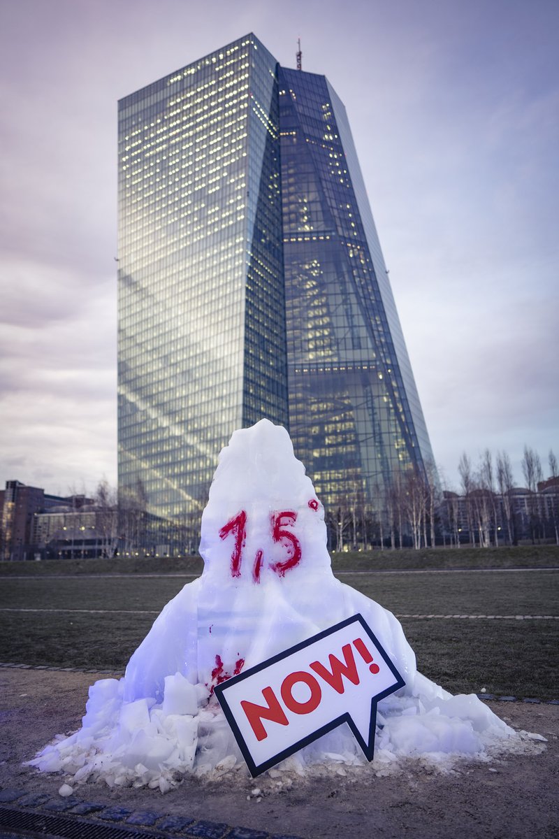 Am Dienstag hat das @KoalaKollektiv die #Klimakrise vor die Haustür der Europäischen Zentralbank gebracht.

Teilt die Bilder damit die <a href="/ecb/">European Central Bank</a> weiß: wenn die Bank weiterhin Kohle, Öl und Gas finanziert, heizt sie das Klima weiter auf.

📸@koalakollektiv