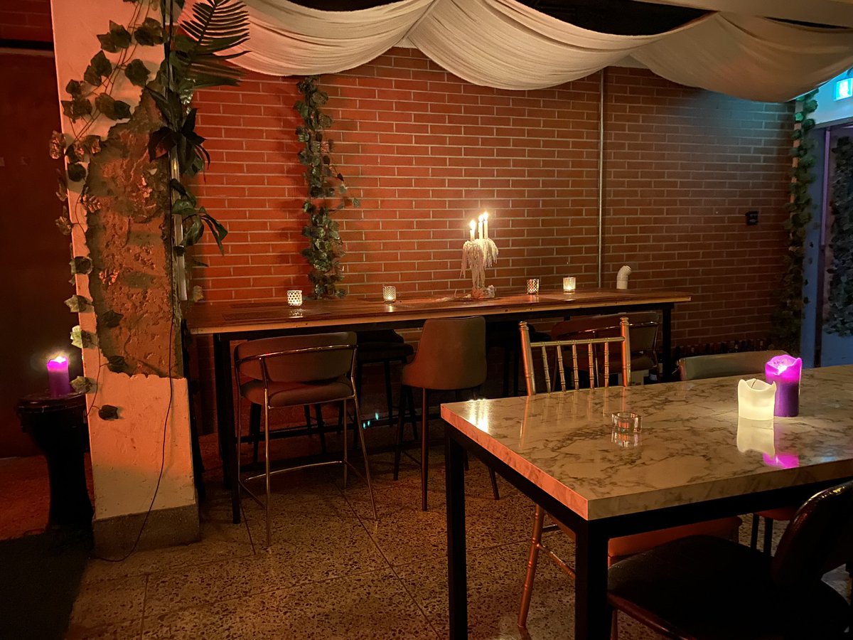 여친하고 을지로 비긴어게인 왔어요ㅋ
힙한 분위기인데 사람은 아무도 없네요ㅋ
밥만 먹고 10시전에 빨리가야겠어요ㅋ

#초보커플 #초보만남 #부커만남