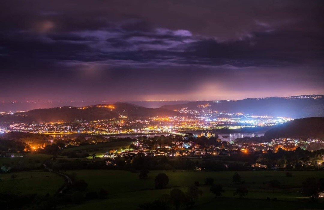 Visiting_Conwy's tweet photo. We love this image of Conwy at night taken by Adam Paul Jones (Insta AdamPaulJones). Thanks for sharing with us #VisitConwyLater #AtHomeWithConwy https://t.co/qjW3V1N3oS