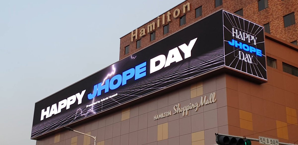 VirtualGlobeT's tweet photo. @Baidu_jhopebar The compilation video of fan-funded birthday advertisements in Seoul for J-Hope's birthday.
https://t.co/UVa2MSxMuo https://t.co/zz1mOGWtgc