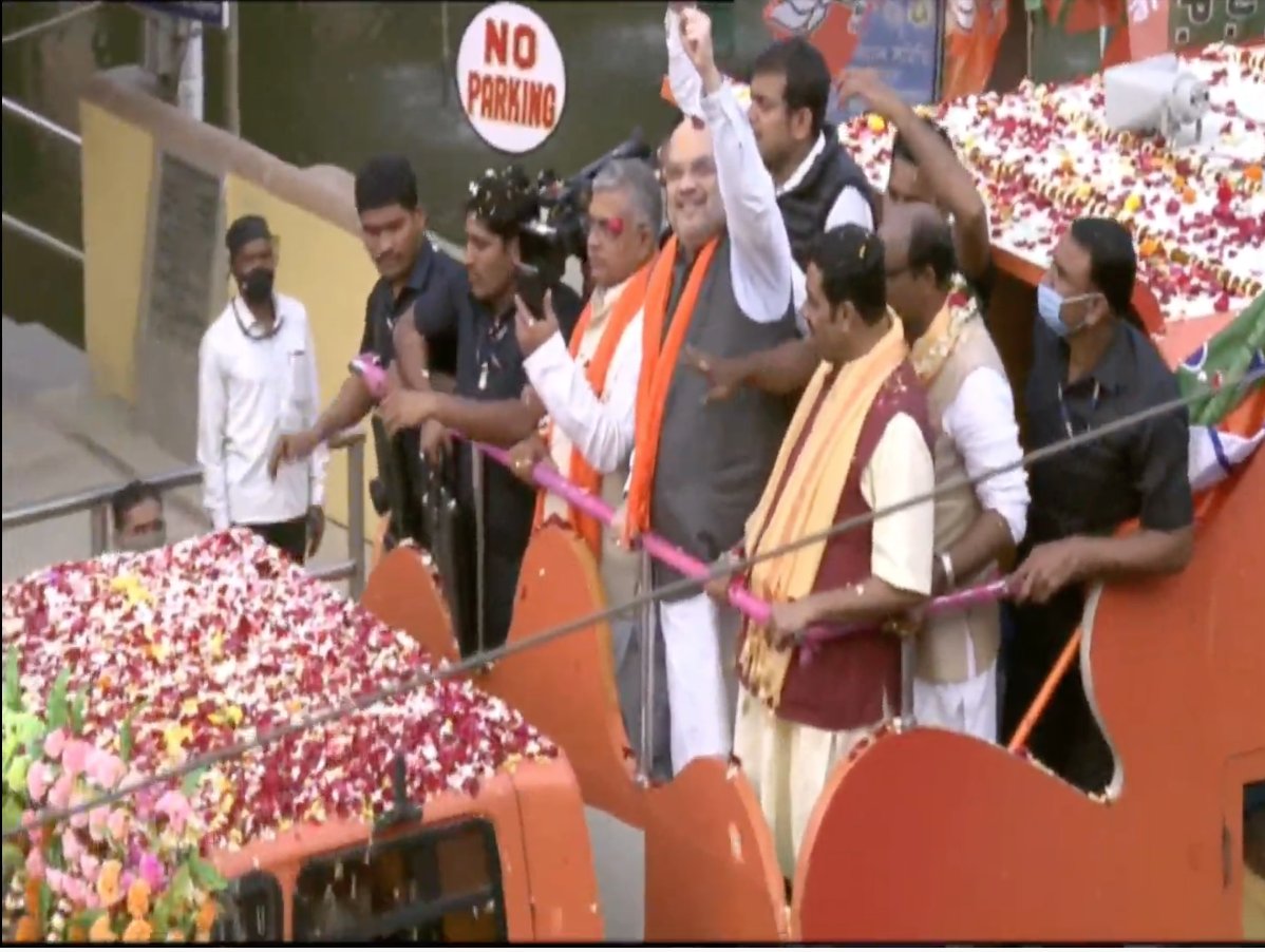 Sunil_Deodhar's tweet photo. Home Minister Shri @AmitShah Ji's Road Show in Bengal. #AmitShahInBengal #PoribortonYatra https://t.co/HfQcYdX1EU