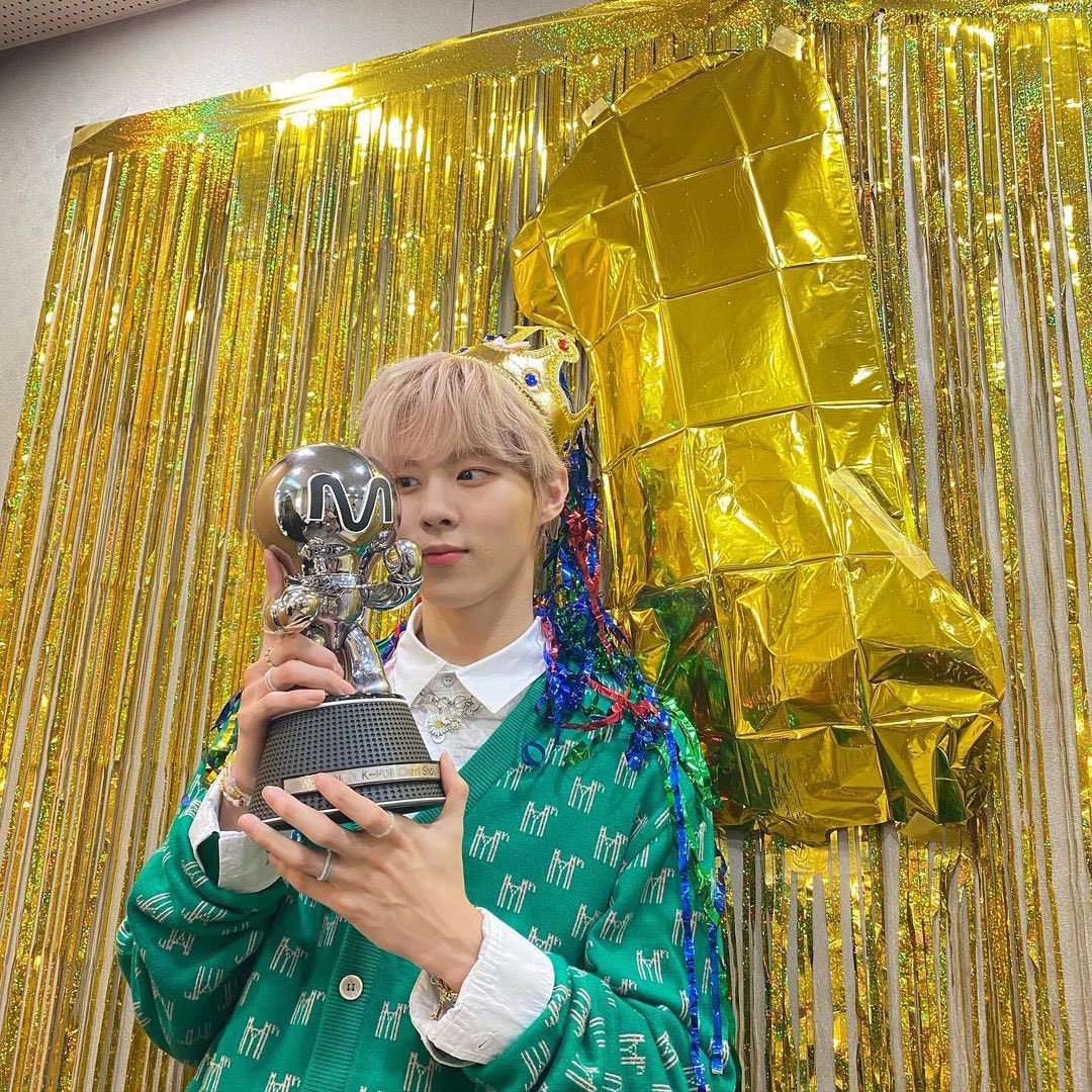 nyeokbau's tweet photo. keren banget kak wooseok sayang🥺🥰🥰
#Sugar1stWin #KimWooseok1stwin #KIMWOOSEOK #김우석 #김우석슈가엠카1위축하해 https://t.co/aRBSP6vL5s