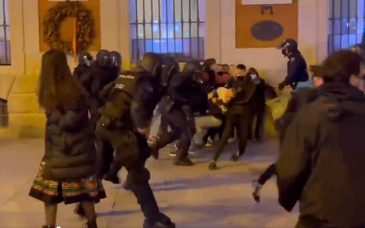 ATorrus's tweet photo. En las últimas horas hemos visto a miembros de las Fuerzas y Cuerpos de Seguridad agredir estando de paisano, disparar seis postas por "error" en Linares, provocar la pérdida de un ojo a una manifestante en Barcelona y acorralar contra la pared a manifestantes que piden salir. https://t.co/roU2ou9SQb