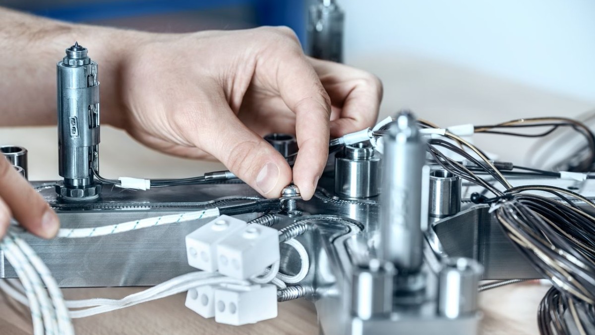 🆕😁 Es gibt wieder einen neuen Bericht aus der Praxis: <a href="/SCHWING_TECH/">SCHWING TECHNOLOGIES</a> unterstützt die Nachhaltigkeitsoffensive der Automobilzulieferer-Industrie. Und wir als Heißkanal-Spezialist setzen auf die Green-Cleaning-Technologie "Made in Germany". 👍 Mehr dazu: fal.cn/Bericht_aus_de…