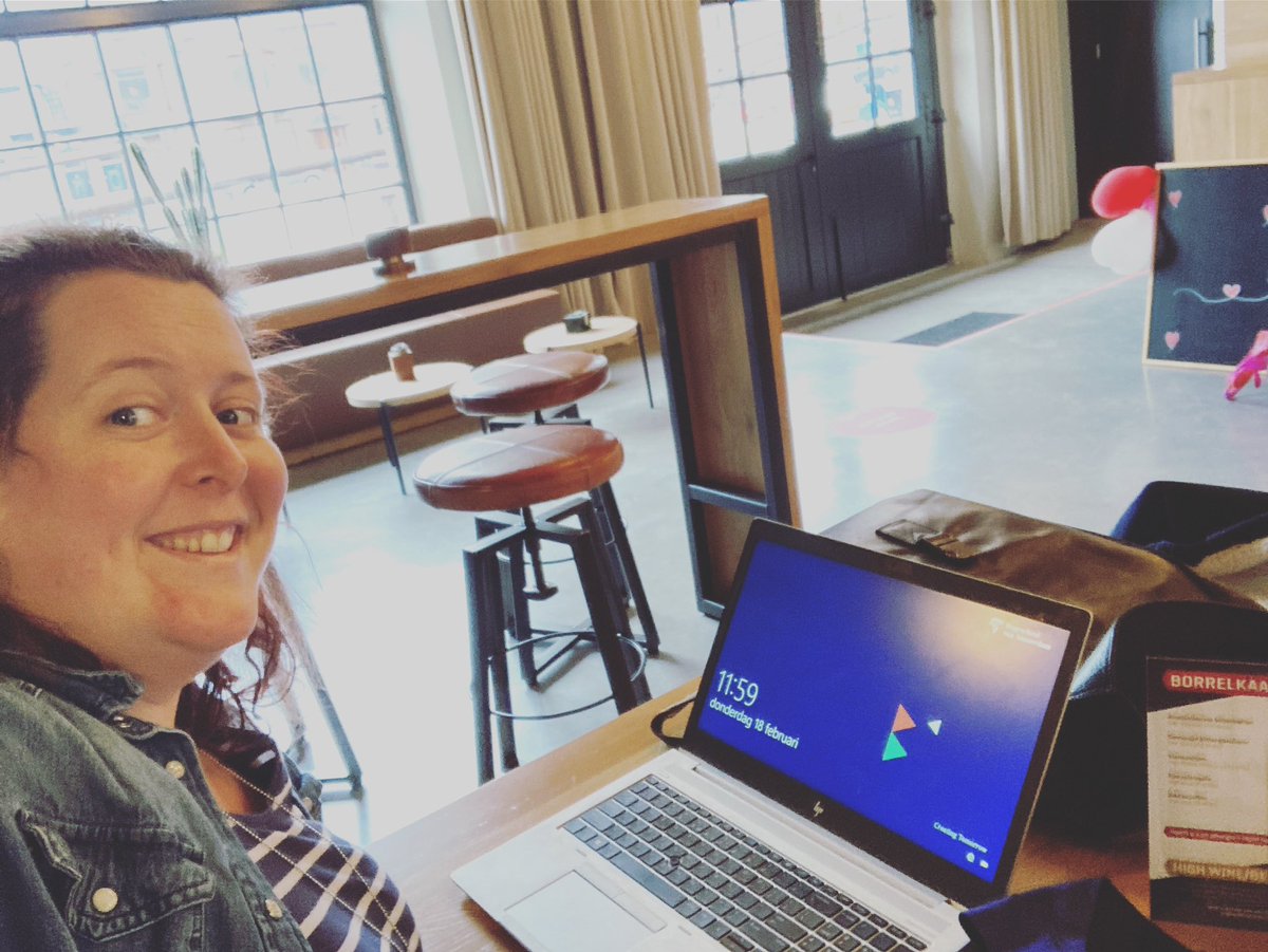 Flexibel zijn... verschillende petten betekend ook vaak schakelen op een dag, dus kan het zijn dat je wat eerder op locatie bent zodat je daar je virtuele overleg kan laten plaats vinden. En dan zometeen de toga weer aan! Kun jij herkennen waar ik ben 😉