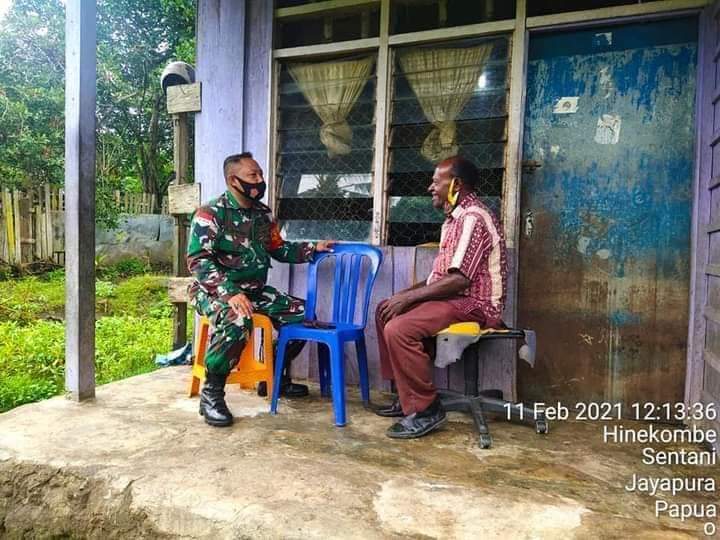 ArnoldBelau's tweet photo. TNI datang ketemu paitua itu lalu suruh bacakan tulisan di kertas, ambil video dan sebarkan. Setelah itu kasi beras dan Supermi. 

TNI andalan untuk bikin seperti ini di Papua. Tidak heran, sering ada foto2 org Papua dgn pernyataan dukung Otsus banyak disebar di sosmed. https://t.co/2qRHpSiC3K