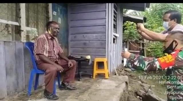 ArnoldBelau's tweet photo. TNI datang ketemu paitua itu lalu suruh bacakan tulisan di kertas, ambil video dan sebarkan. Setelah itu kasi beras dan Supermi. 

TNI andalan untuk bikin seperti ini di Papua. Tidak heran, sering ada foto2 org Papua dgn pernyataan dukung Otsus banyak disebar di sosmed. https://t.co/2qRHpSiC3K