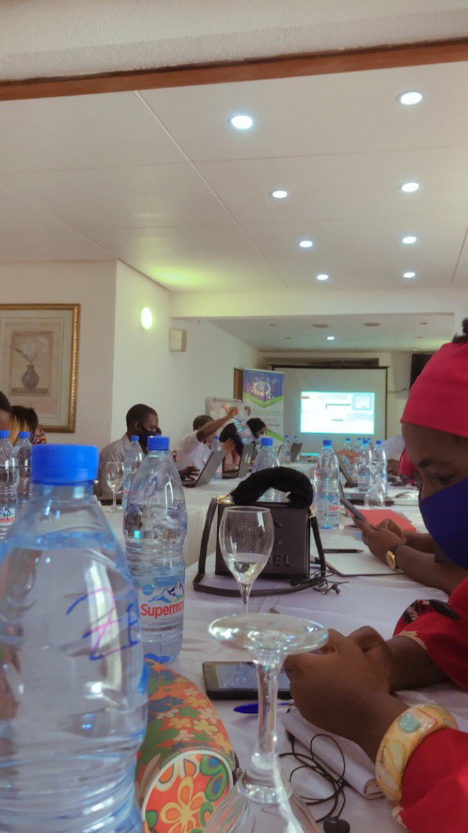 alida_eboo's tweet photo. Premier formateur de la journée @Frankywilly qui nous a initié à l’utilisation de #Mailvelope
Atelier #CoronaVirusFacts avec @DefyhatenowWCA @NgalaDesmond
#UNESCO #ABC #UNION_EUROPEENNE, #DEFYHATENOW #Factcheking https://t.co/H2GyUKqt9m