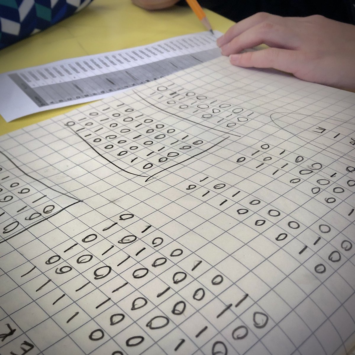 Mobildata 4G: 320 000 000 bit/s
Elev med lommelykt: 0,32 bit/s

10 millarder ganger tregere, men fortsatt fornøyd!
