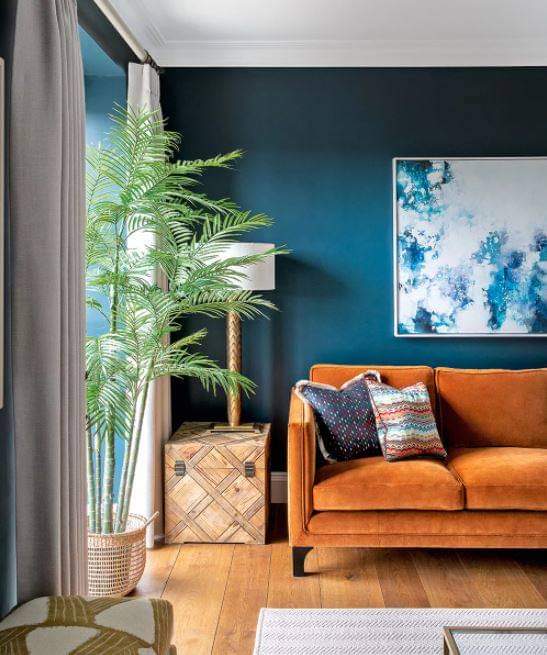 LlcWorkspaces's tweet image. Warm colors are particularly trendy during the cool months of the year. The cozy feeling that warm colors like this burnt orange sofa and the warm color of the wood floor are perfect parings to the dark blue wall, the green plants and other natural materials in this space.