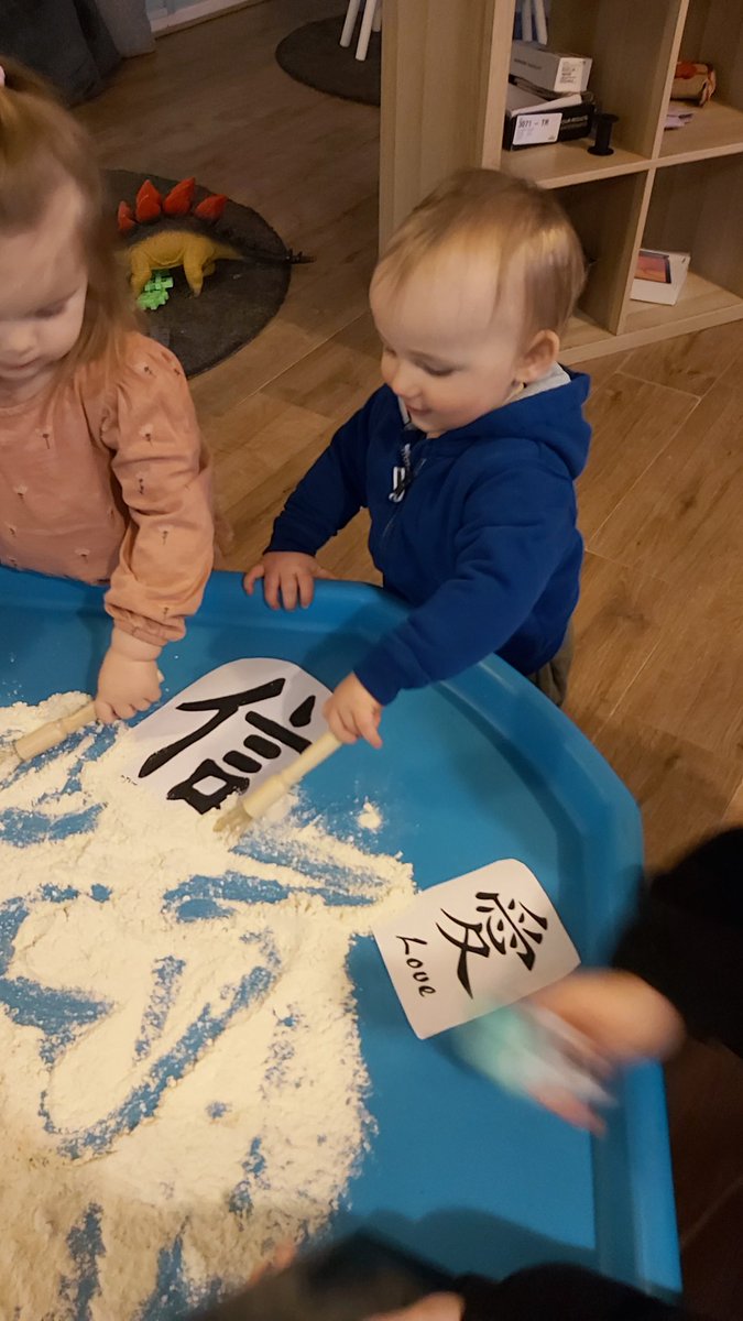 LullabyLaneWest's tweet image. Developing our fine motor skills and coordination by using utensils and flour to create shapes 😁😁 #concentration #motorskillsdevelopment @LullabyLaneMiln @NdnaScotland q