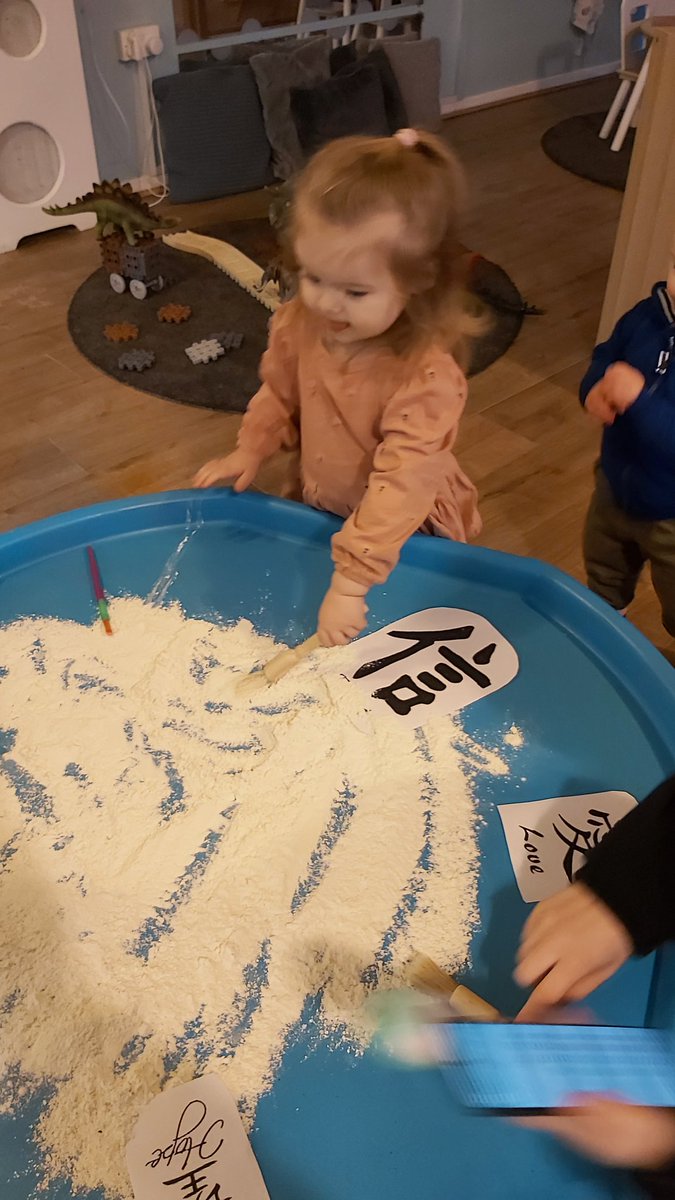 LullabyLaneWest's tweet image. Developing our fine motor skills and coordination by using utensils and flour to create shapes 😁😁 #concentration #motorskillsdevelopment @LullabyLaneMiln @NdnaScotland q