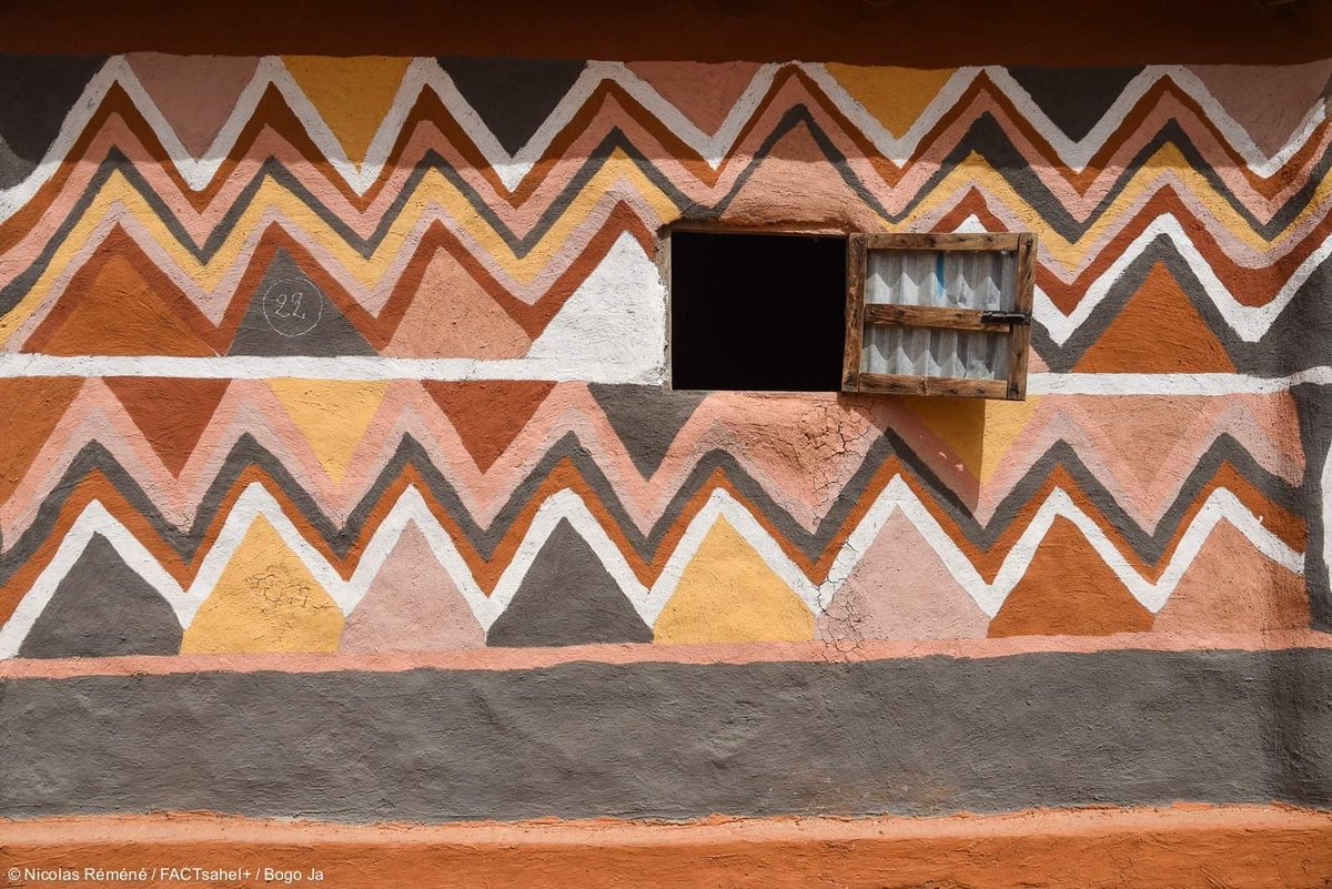 FranceauMali's tweet photo. En ce #JeudiPhoto 📸, contemplons les 🏠 décorées du festival #bogoja. ☺️
Soutenu par @IF_Mali, ce rendez-vous culturel met à l’honneur l’art pictural sur les murs de terre : une pratique artistique ancestrale de la culture Mandingue 🇲🇱 et portée traditionnellement par les 👩🏼🦰. https://t.co/FDd34rxT9y