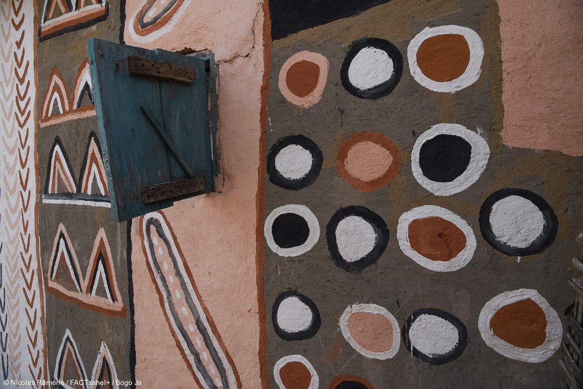 FranceauMali's tweet photo. En ce #JeudiPhoto 📸, contemplons les 🏠 décorées du festival #bogoja. ☺️
Soutenu par @IF_Mali, ce rendez-vous culturel met à l’honneur l’art pictural sur les murs de terre : une pratique artistique ancestrale de la culture Mandingue 🇲🇱 et portée traditionnellement par les 👩🏼🦰. https://t.co/FDd34rxT9y