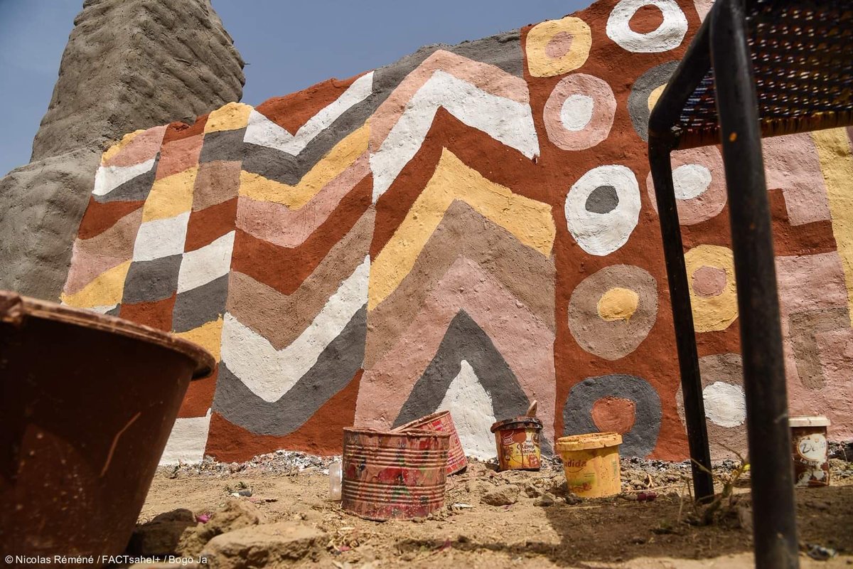 FranceauMali's tweet photo. En ce #JeudiPhoto 📸, contemplons les 🏠 décorées du festival #bogoja. ☺️
Soutenu par @IF_Mali, ce rendez-vous culturel met à l’honneur l’art pictural sur les murs de terre : une pratique artistique ancestrale de la culture Mandingue 🇲🇱 et portée traditionnellement par les 👩🏼🦰. https://t.co/FDd34rxT9y