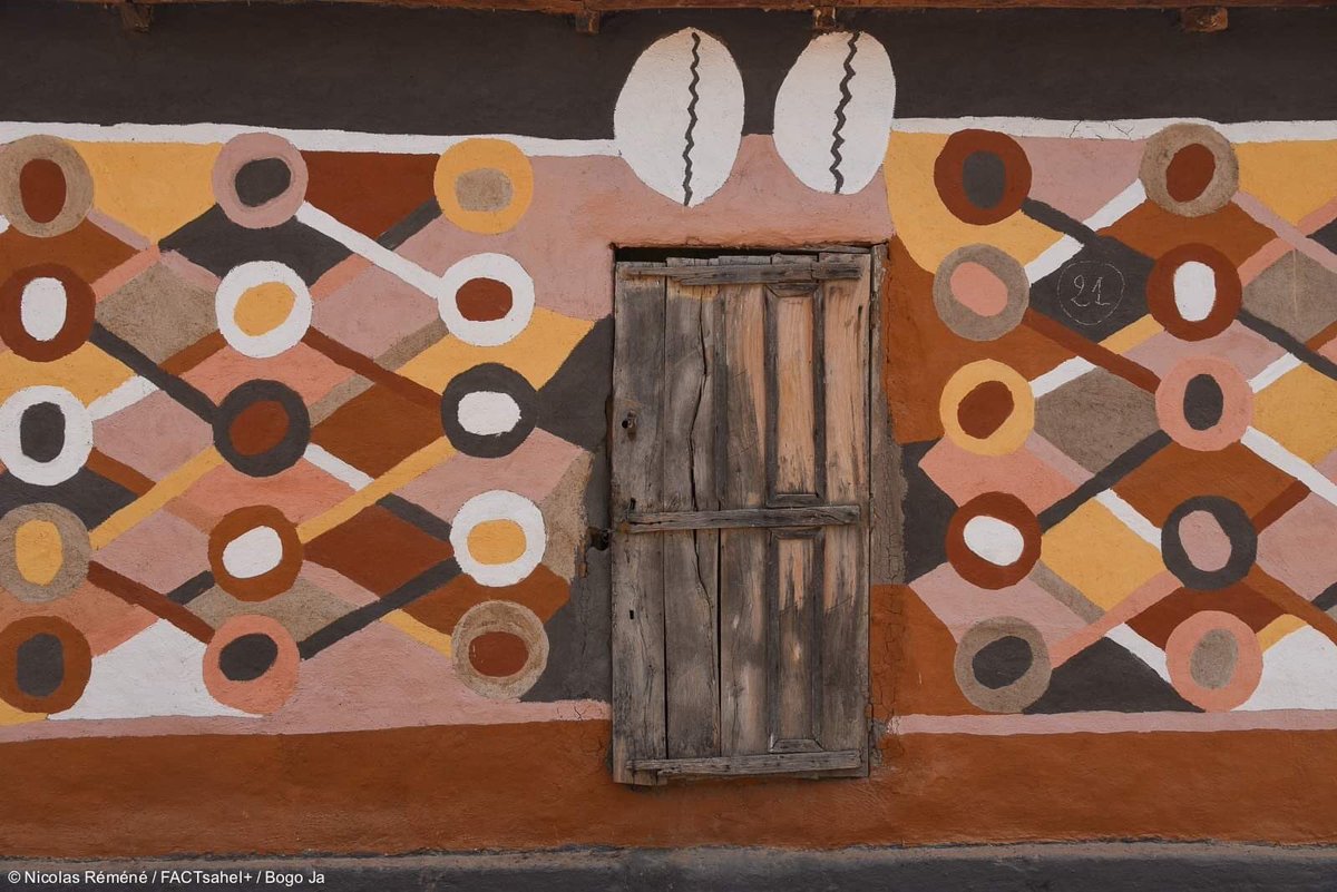 FranceauMali's tweet photo. En ce #JeudiPhoto 📸, contemplons les 🏠 décorées du festival #bogoja. ☺️
Soutenu par @IF_Mali, ce rendez-vous culturel met à l’honneur l’art pictural sur les murs de terre : une pratique artistique ancestrale de la culture Mandingue 🇲🇱 et portée traditionnellement par les 👩🏼🦰. https://t.co/FDd34rxT9y