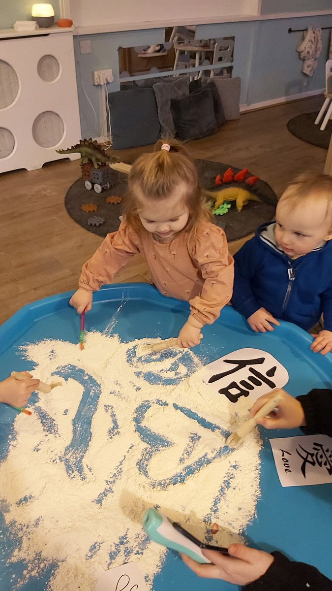 LullabyLaneWest's tweet image. Developing our fine motor skills and coordination by using utensils and flour to create shapes 😁😁 #concentration #motorskillsdevelopment @LullabyLaneMiln @NdnaScotland q