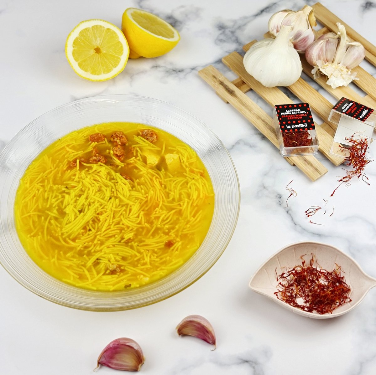 ¿Hay algo que caliente más el cuerpo que un caldo de la abuela?

Una sopica con sus fideos, chorizo, carne, huevo cocido y picatostes cocinado con azafrán de @lapastorapaprika y por supuesto un chorrico de limón.

Se nos hace la boca agua solo de pensarlo🍋
.
.
.
#MurciaAlimenta