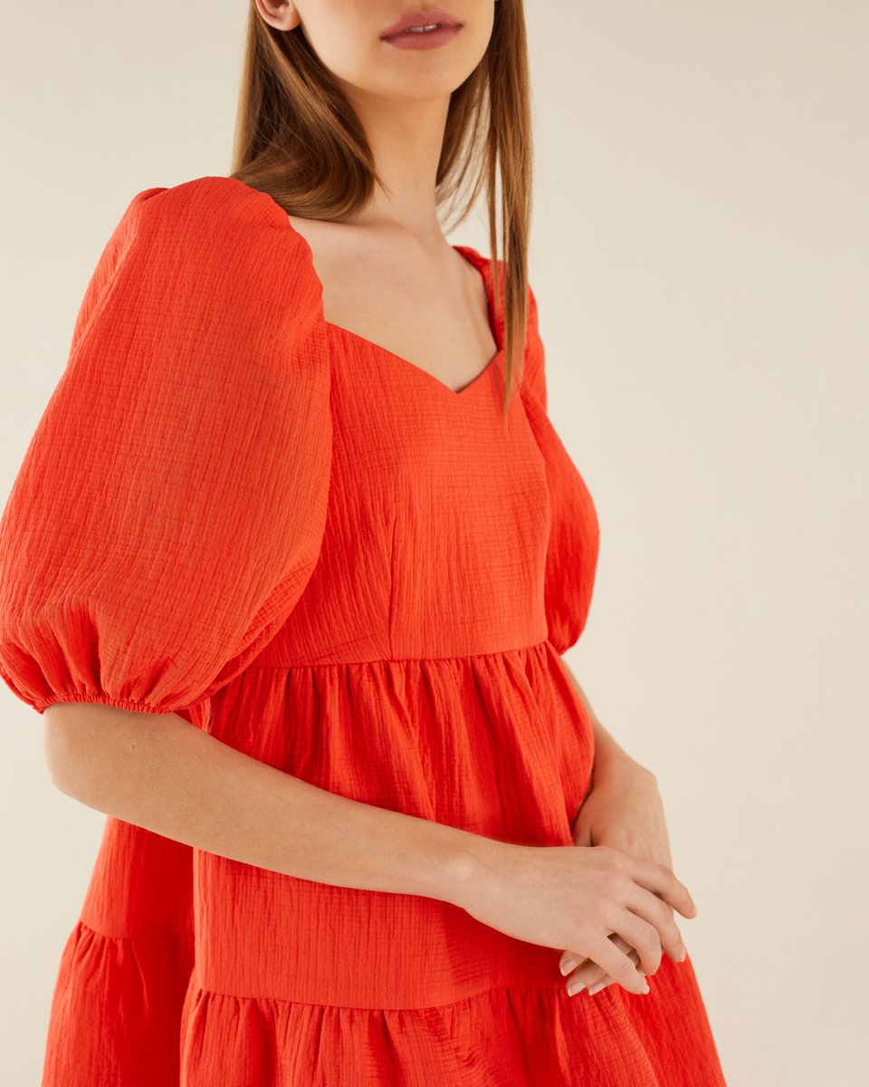 lazzaristore's tweet photo. In case you feel like wearing a flower. Questo abito rosso con maniche strutturate รจ pronto per la primavera. Scoprilo su https://t.co/Ba9O05WQhg e nei nostri negozi.
#Lazzari #LazzariStore https://t.co/FODw1LAxrI