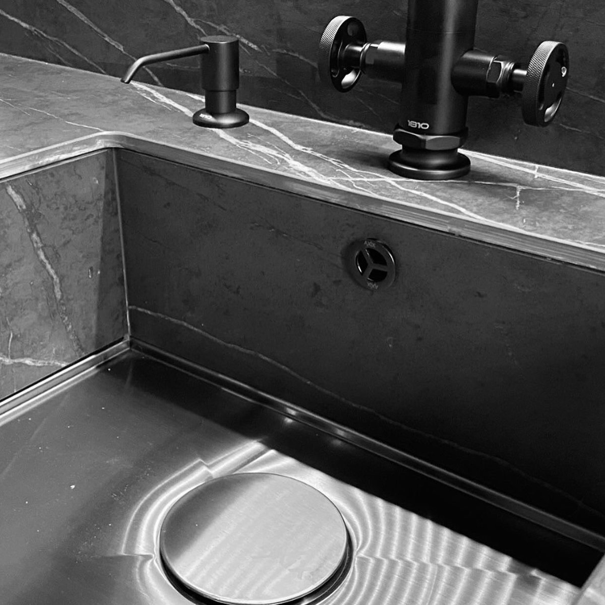 1810co's tweet photo. Discover our new range of Henry Holt taps available in various finishes. It’s a stunner combined with #AXIX sink. #kitchendesign #interiordesign #innovation https://t.co/AFUMzTfGoa