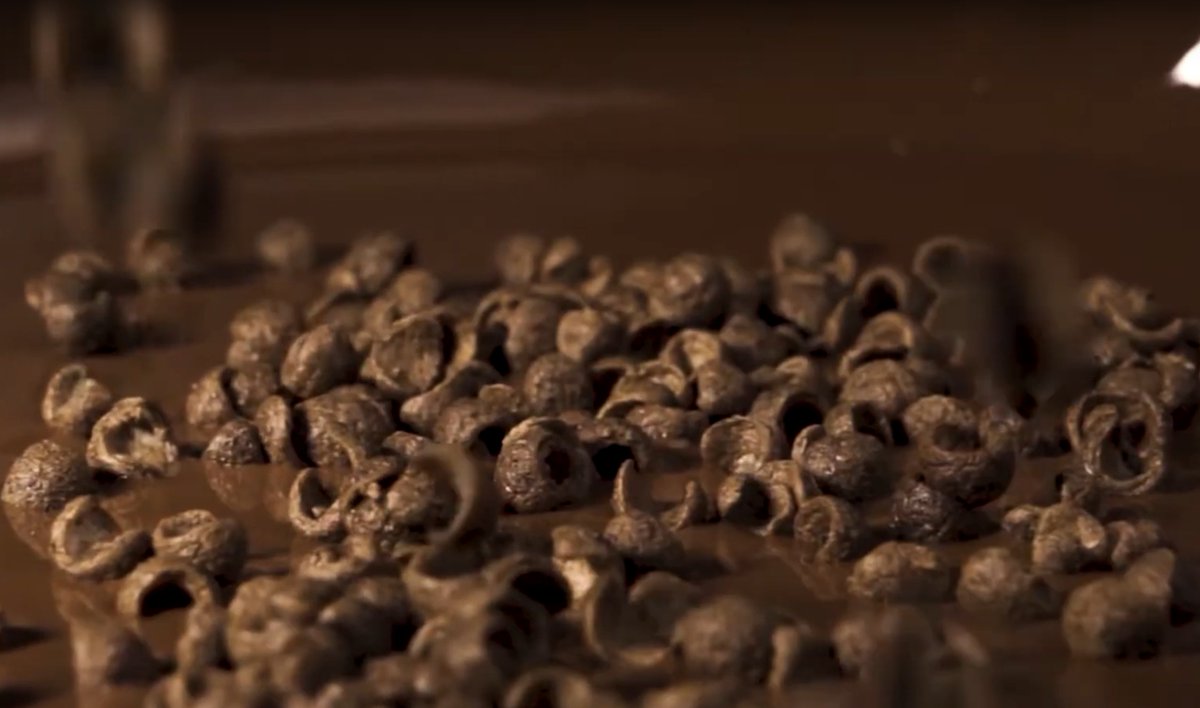 Bandingkan dua copywriting ni: ‘Choco jar ni sumpah sedap! Kurang manis dan tak muak.’ atau‘Pada musim mencabar ni, hadiah yang cukup sempurna walau tak semanis janji.’ Mana yang korang akan pilih? Ada sains di sebaliknya.Here’s to my first thread ever. (1/12)