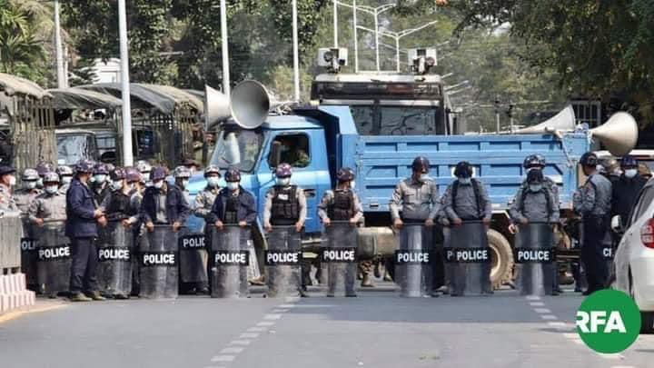 The Military Terrorists dispersing the crowd with FORCE- using weapons (slingshots, gunshots), and arresting the peaceful protesters in Myitkyina, Kachin State.

#WhatsHappeningInMyanmar 
#Feb18Coup