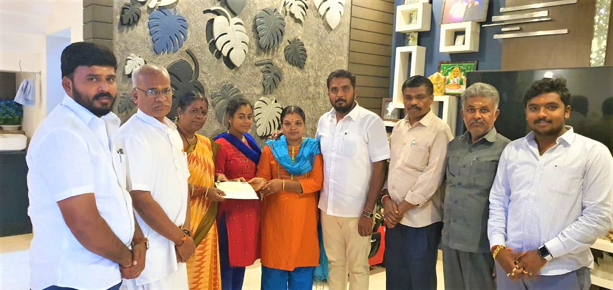 Bjp_Kgi_west's tweet photo. #JaiShriRam #RamMandirNidhiSamarpan 
கிருஷ்ணகிரி மேற்கு மாவட்ட தலைவர் திரு.M.நாகராஜ் அயோத்தியில் ஸ்ரீ ராமர் ஆலயம் அமைக்க ஸ்ரீராம ஜென்மபூமி தீர்த்த க்ஷேத்ரா அறக்கட்டளைக்கு நிதி சமர்ப்பணம் செய்தார்
@narendramodi @JPNadda @Murugan_TNBJP @CTRavi_BJP @KesavaVinayakan @KTRaghavanBJP https://t.co/aeA6tkBJWo