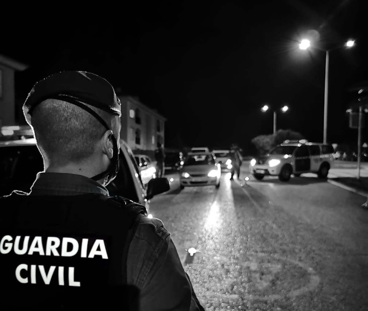 Un saludo especial para todos los que acabáis de empezar la jornada. ¡Suerte y ánimo! para afrontar la adversidad. Con vuestro desvelo se garantiza que al amanecer todo siga igual. 

¡Ah!, por cierto, no avises de nuestra presencia... 🤫 

<a href="/guardiacivil/">Guardia Civil</a> 📲 #062