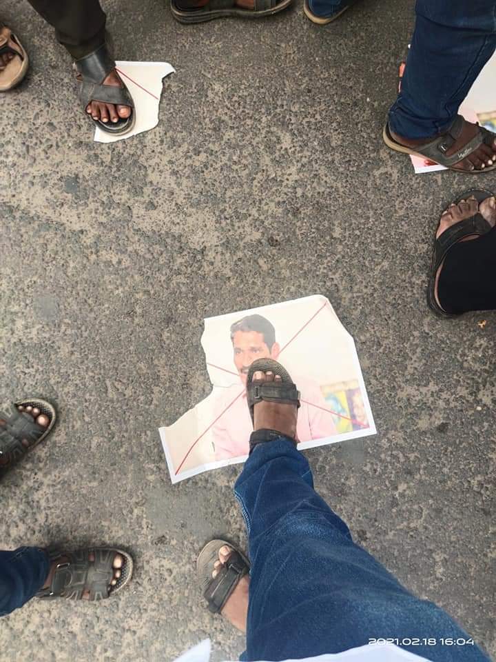 nerkattuseval's tweet photo. முக்குலத்தோர் எழுச்சி கழகம் மாணவரணி செயலாளர் இரா. பசும்பொன் ராஜா தலைமையில் வன்னியரசை கைது செய்ய கோரி ஆர்ப்பாட்டம் நடைபெற்றது.
#Arrestvanniarasu https://t.co/h9We6q2N4h