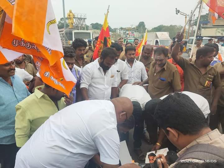nerkattuseval's tweet photo. முக்குலத்தோர் எழுச்சி கழகம் மாணவரணி செயலாளர் இரா. பசும்பொன் ராஜா தலைமையில் வன்னியரசை கைது செய்ய கோரி ஆர்ப்பாட்டம் நடைபெற்றது.
#Arrestvanniarasu https://t.co/h9We6q2N4h