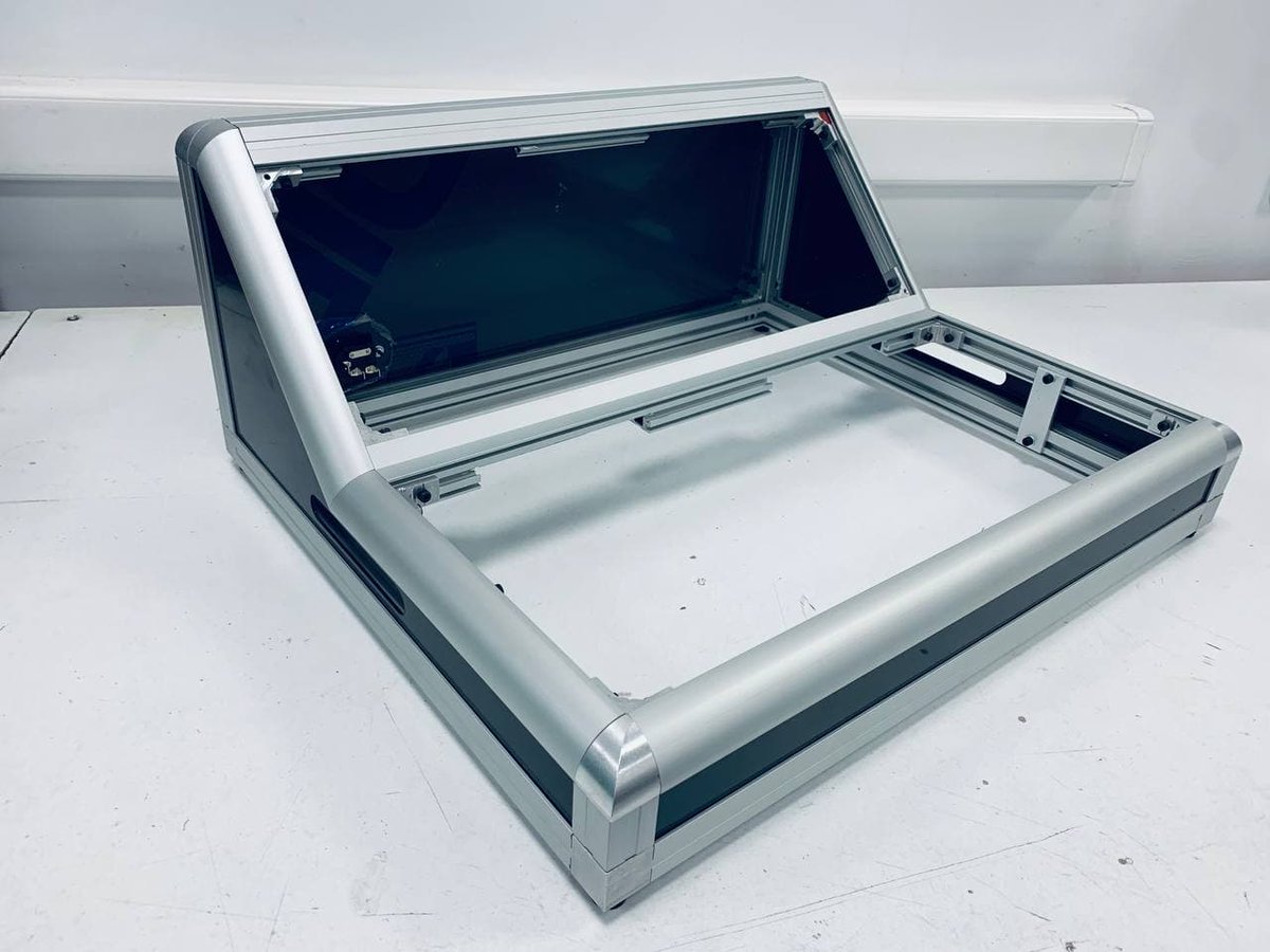 SelecticaES's tweet photo. Tal y como te contamos en https://t.co/wRuclcmewO, fabricamos PCB Test Fixtures, o dicho de otro modo, comprobadores y programadores para placas base. En las fotos te mostramos seis armazones listos para empezar a trabajar en su interior. https://t.co/dzyfsQti0i