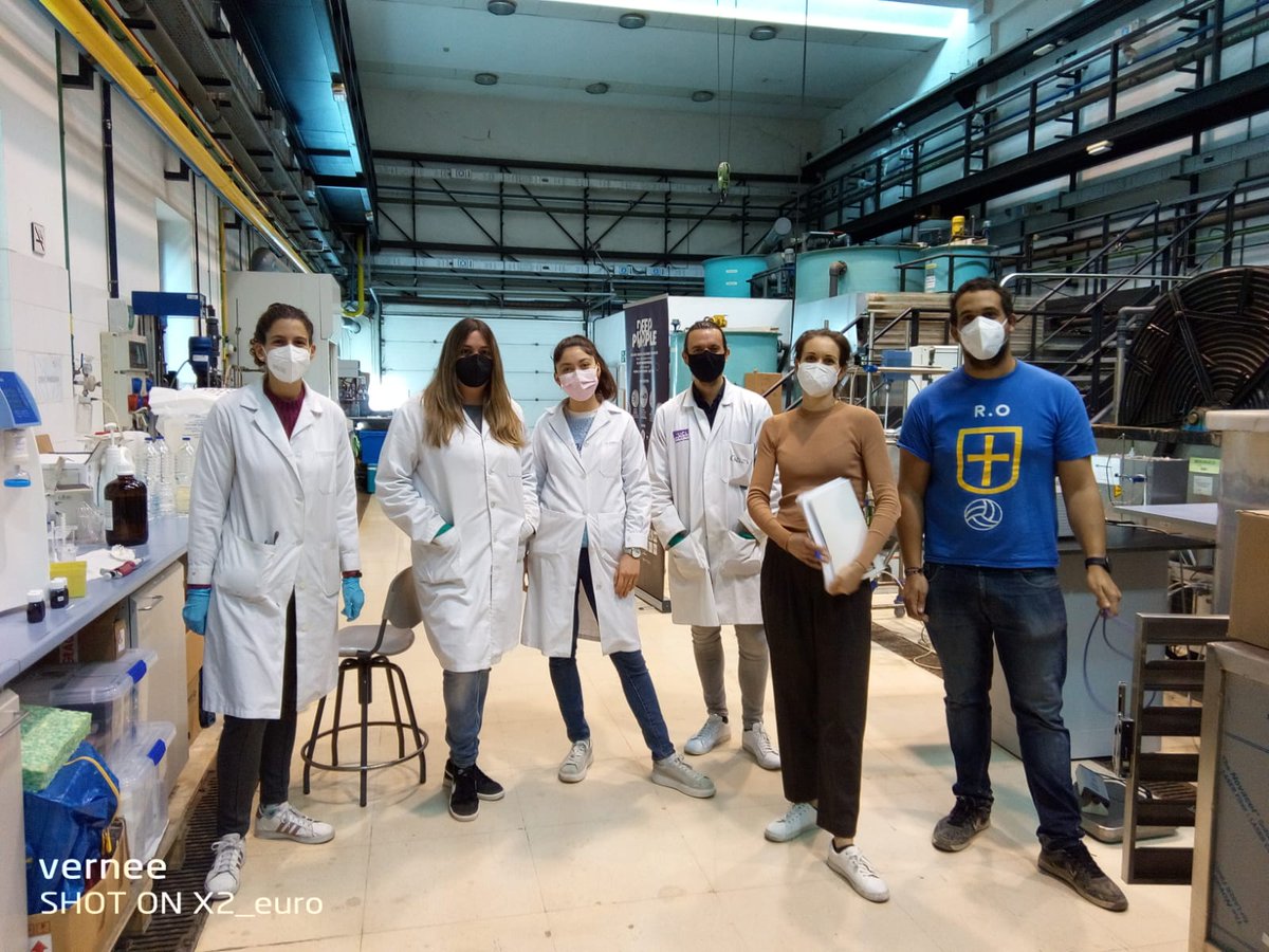 photonersURJC's tweet photo. Esta mañana, algunos @photonersURJC han sido pillados reunidos en el laboratorio🤨. ¿Qué estarán tramando?🤔
Enviamos la prueba 👀🔍
@SandraMsons @Kitiramirez_34 @carafdez @csv_sotelo @CristinaPC20 @majaramono1 https://t.co/1cadlDaKbP