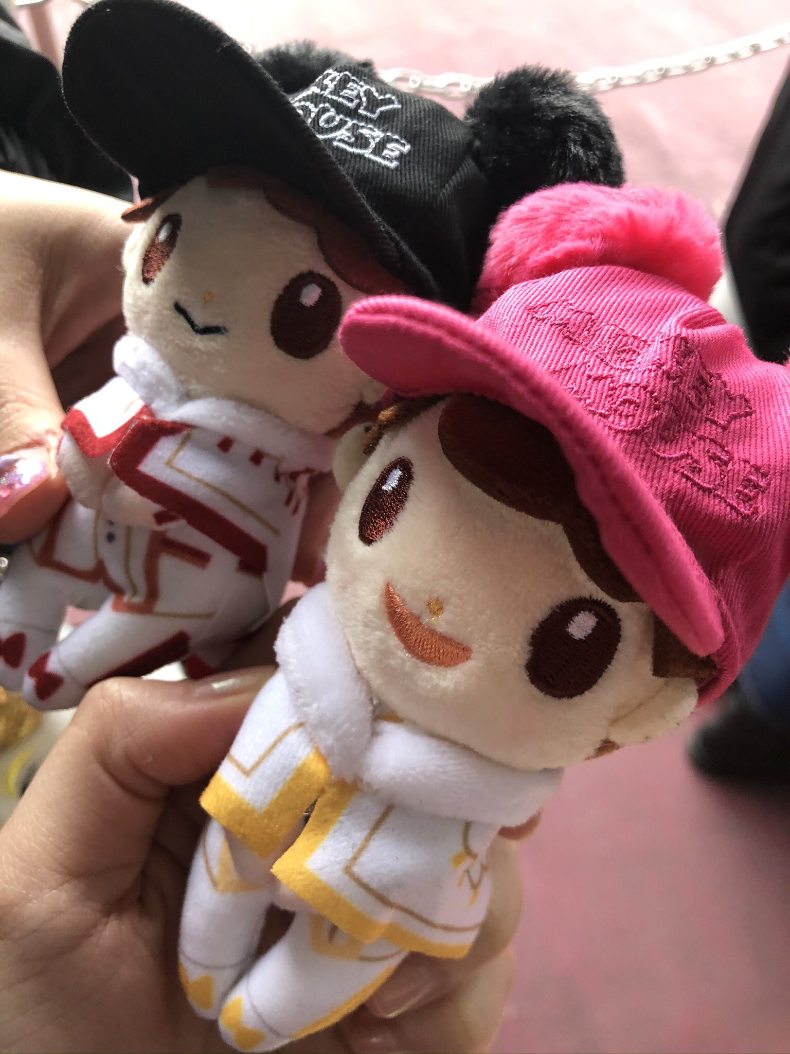 ぱんちゃん ディズニーで売ってるカチューシャのキーホルダーとかも ちょっこりさん用にもともと作られてるサイズなのか ピッタリでしたよ セクゾのちょっこりさん楽しみ しかも5種 T Co K95tofuqed Twitter