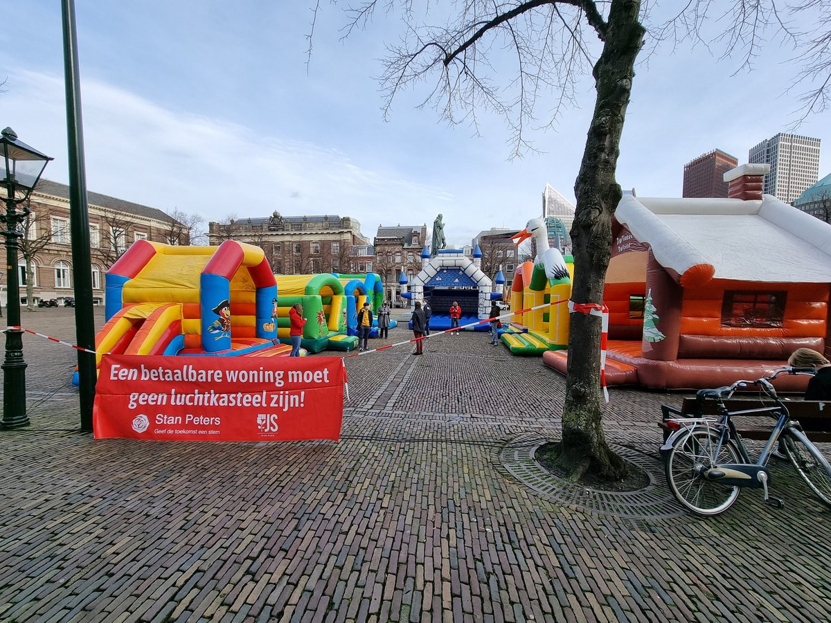 pimmyvanb's tweet photo. Vandaag voer ik mede in #DenHaag actie tegen de torenhoge huurprijzen. 

Een betaalbare woning moet geen luchtkasteel zijn! Een betaalbare woning is een recht!

#wonen #socialehuur #vrijehuur #huurwoning #betaaldbarewoning #tweedekamer #kabinet https://t.co/rRQCRcQsfo