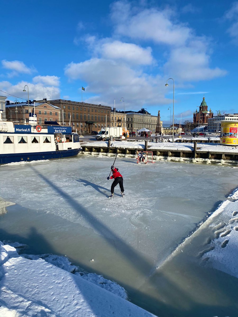 juustominkki's tweet image. Päivän ehdottomasti positiivisin asia on nää kaksi jäbää jotka pelaa lätkää Kolera-altaassa! 🤩💪🏻
