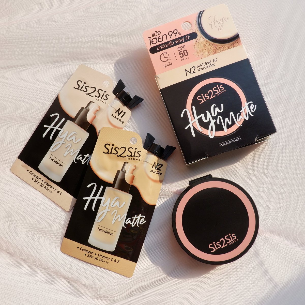 Foybeautydiary's tweet image. เห็นคนรีวิวเยอะ งานผิว Hya Matte น้องใหม่จากบ้าน Sis2Sis คือปังจริง รองพื้นเนื้อแมทเนียนแนบไปกับผิวเลย ใครไม่ชอบรองพื้นหนาๆคือตอบโจทย์ น้องปกปิดได้กลางๆนะ แนะนำให้ใช้คู่แป้งคือหน้าเป๊ะจริง ช่วยคุมมัน เบลอรูขุมขน ผิวเนียนกริบ แต่ไม่หนา มีไฮยาช่วยบำรุงผิวด้วย #งานผิวดีต้องมีไฮยา