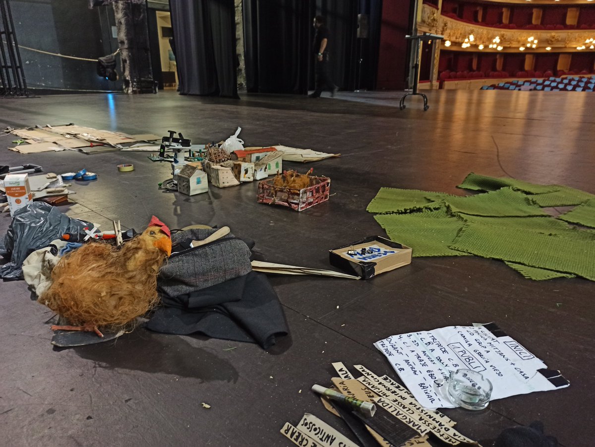 No us la perdeu: "Excalibur i altres històries d'animals morts" és una sàtira sobre la societat actual amb un llenguatge molt més enllà del teatral.
Info👉bit.ly/NdpExcalibur
La roda de premsa👉bit.ly/RdpExcalibur
Div+diss+dium i en #streaming (+16 anys) #ElPrincipalobert