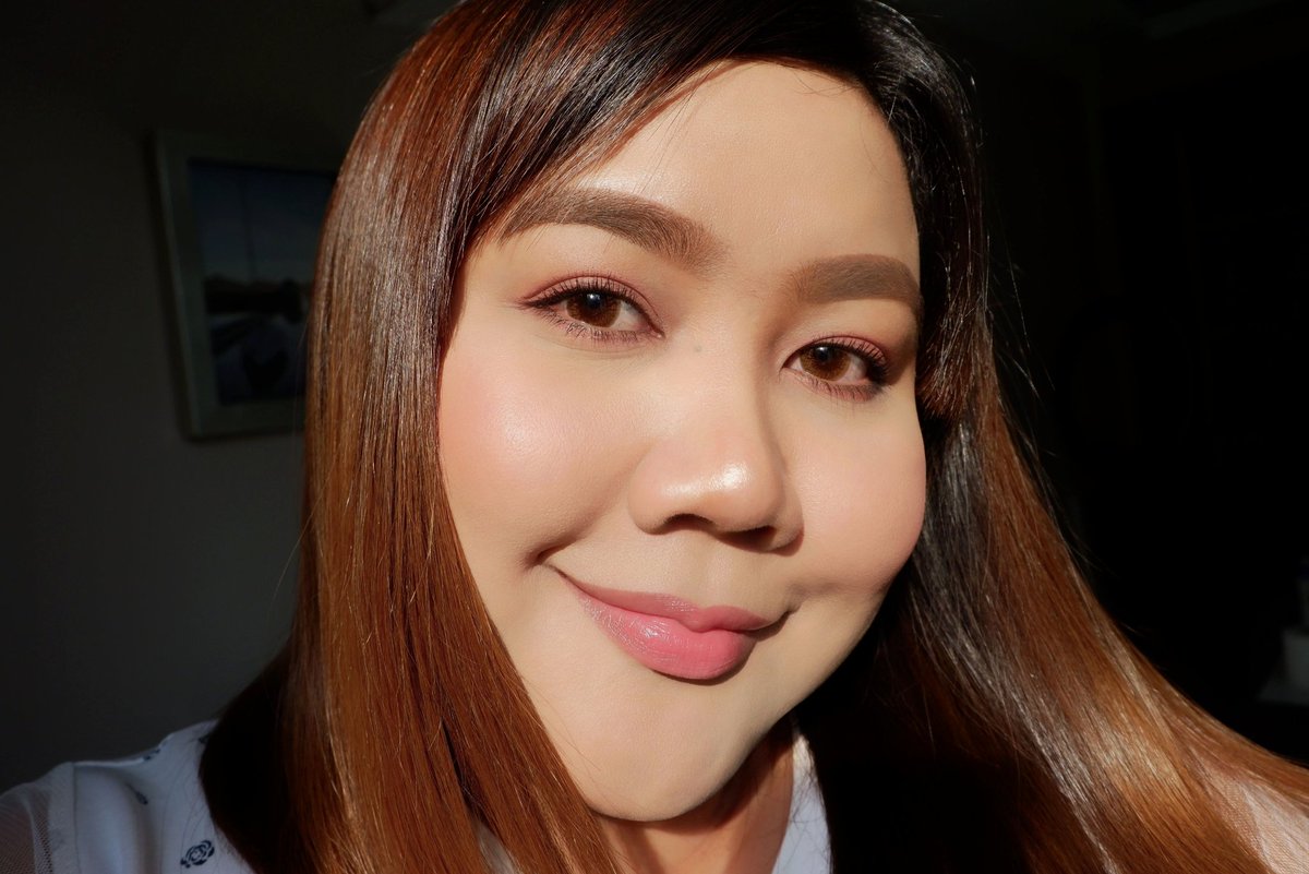 Foybeautydiary's tweet image. เห็นคนรีวิวเยอะ งานผิว Hya Matte น้องใหม่จากบ้าน Sis2Sis คือปังจริง รองพื้นเนื้อแมทเนียนแนบไปกับผิวเลย ใครไม่ชอบรองพื้นหนาๆคือตอบโจทย์ น้องปกปิดได้กลางๆนะ แนะนำให้ใช้คู่แป้งคือหน้าเป๊ะจริง ช่วยคุมมัน เบลอรูขุมขน ผิวเนียนกริบ แต่ไม่หนา มีไฮยาช่วยบำรุงผิวด้วย #งานผิวดีต้องมีไฮยา