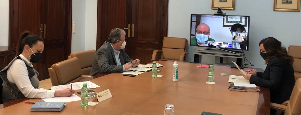 SubdeGobJaen's tweet photo. 📌Tras la #ComisiónProvincial del #ProgramaFEAD, la subdelegada ha visitado el almacén de @crejaen 📍
➡️@Cati_Madueno destaca que la 3ª fase del #FEAD beneficiará a 26.499 jiennenses y que el operativo está listo para comenzar la distribución de 591.576,92 kg de alimentos🧃 https://t.co/Bp0v6ELUvq