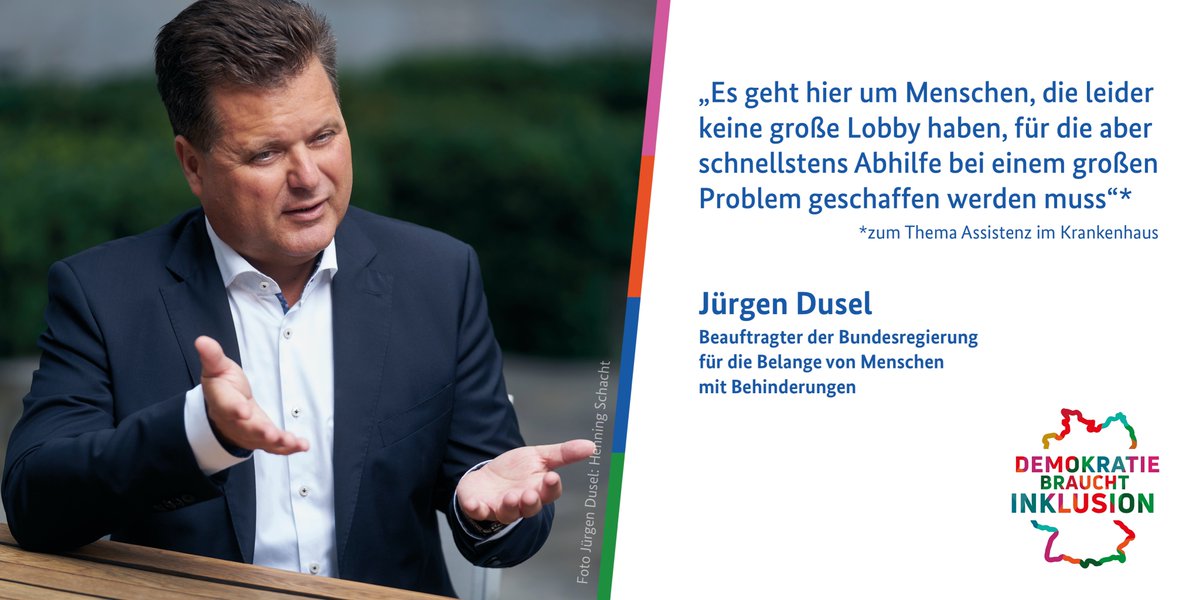 Grafik mit Foto des Behindertenbeauftragten Jürgen Dusel und einem Zitat zum Thema Assistenz im Krankenhaus: „Es geht um Menschen, die leider keine große Lobby haben, für die aber schnellstens Abhilfe bei einem großen Problem geschaffen werden muss.“ Ebenfalls im Bild das Logo Demokratie braucht Inklusion.