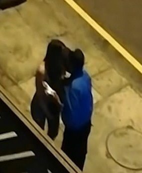 تصرف غريب في البيرو من قبل شرطي، حيث نزل الشرطي من سياراته من أجل وضع غرامة على سيدة لخرقها حظر تجول، لكن بدل من ذلك قام بتقبيلها و يبدو أنها اقنعته بتبديل العقوبة بقبلة فوافق على ذلك !

وتم إيقاف الشرطي عن العمل موقتا وسط تحقيق مستمر تجريه السلطات في هذا الموقف.