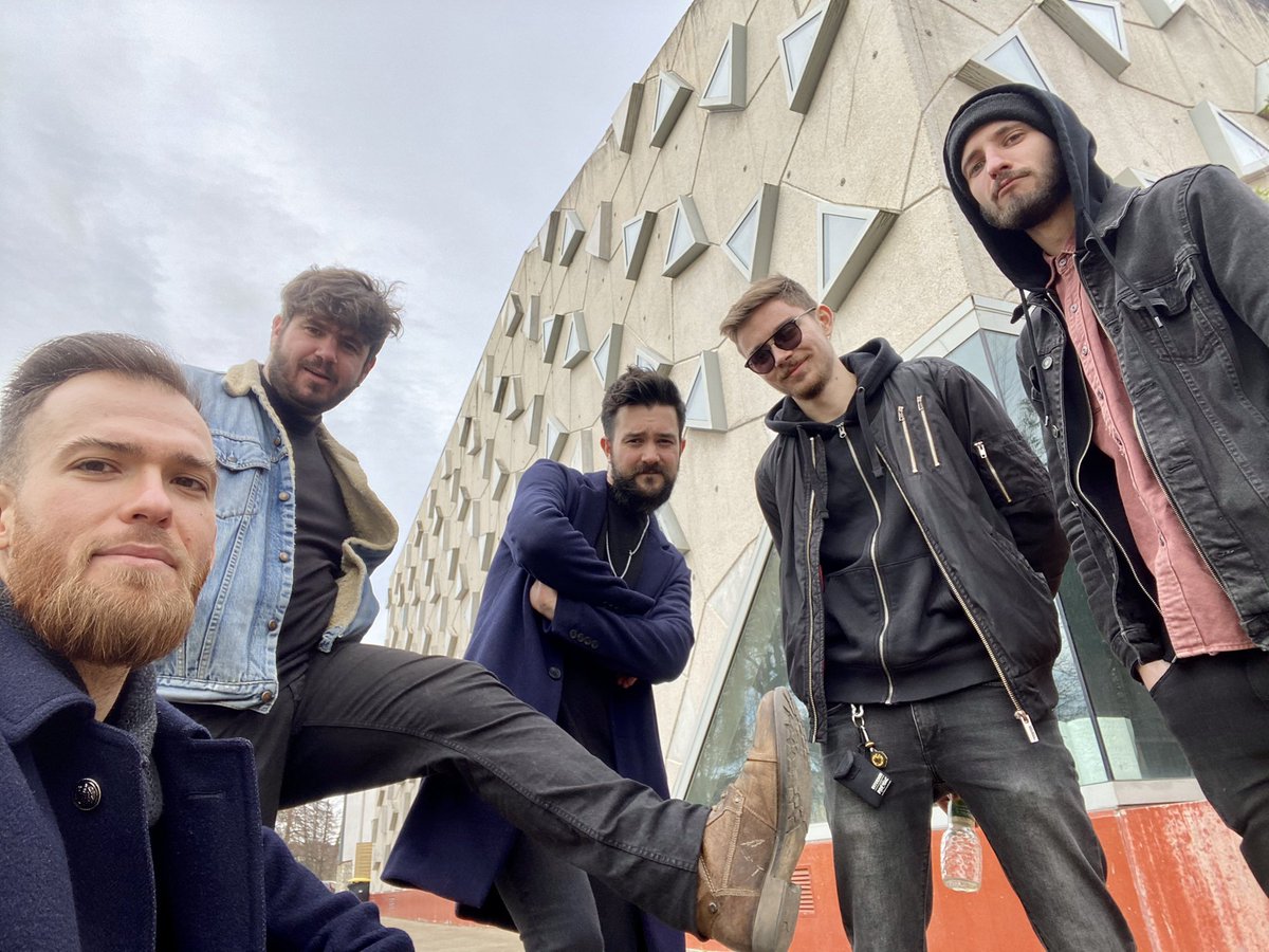 - LES INOUÏS -
En direct du <a href="/lesilexauxerre/">Le Silex @ Auxerre</a> aujourd’hui pour <a href="/LesInouisduPdB/">Les iNOUïS du Printemps de Bourges Crédit Mutuel</a> !

On est tellement heureux de pouvoir jouer aujourd’hui 😍 
On a même pu se voir IRL avec Alexis d’Another Moonrise (c’est le chanteur de Linkin Park à droite de la photo)

Des grosses bises ♥️

#THI